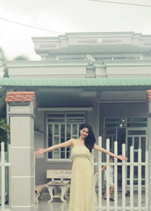 Trước đây, Ngọc Trinh từng xây nhà báo hiếu bố và mẹ kế.