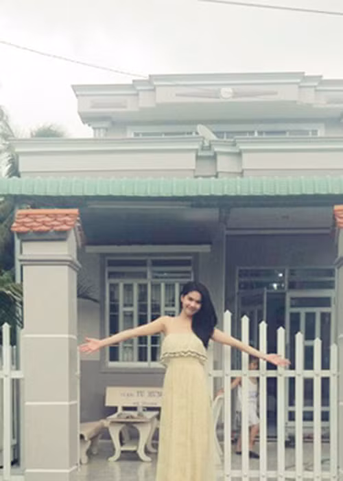 Trước đây, Ngọc Trinh từng xây nhà báo hiếu bố và mẹ kế.