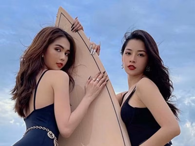 Ngọc Trinh còn góp 100 triệu đồng để mua ván lướt sóng tặng Chi Pu nhân dịp sinh nhật hồi tháng 6/2020.