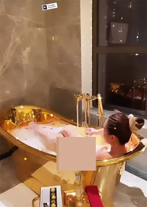  Ngọc Trinh cũng chi tiền "khủng" cho bản thân từ thuê khách sạn có bồn tắm mạ vàng, tậu hàng hiệu, xe hơi, những chuyến du lịch xa xỉ.