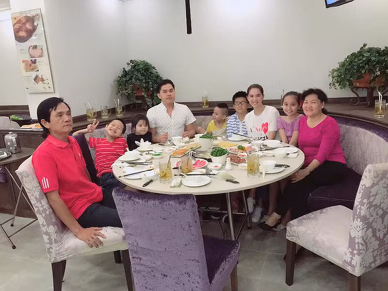 Năm 2018, ngoài một túi quà lớn, Ngọc Trinh còn chuẩn bị cả phong bao lì xì cho tất cả mọi người.