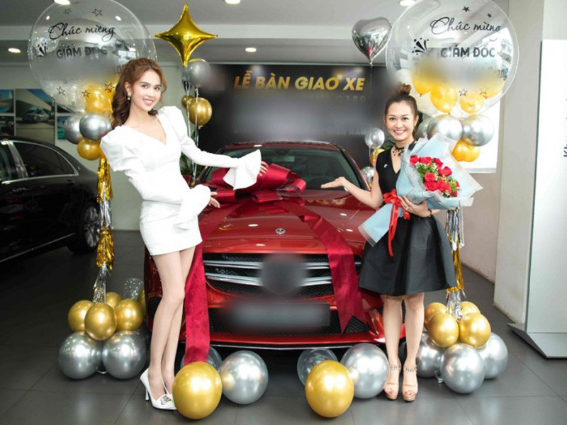 Chân dài gốc Trà Vinh còn từng mua một chiếc xe hơi Mercedes hạng sang tặng cho người có doanh thu cao trong công ty.