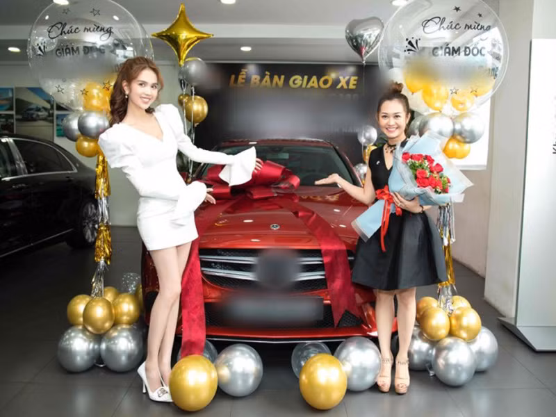 Chân dài gốc Trà Vinh còn từng mua một chiếc xe hơi Mercedes hạng sang tặng cho người có doanh thu cao trong công ty.