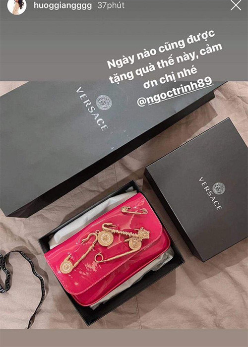 Ngọc Trinh chịu chơi với bạn bè. Cô tặng Hương Giang túi hiệu 22 triệu đồng.