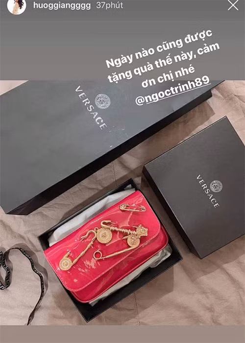 Ngọc Trinh chịu chơi với bạn bè. Cô tặng Hương Giang túi hiệu 22 triệu đồng.