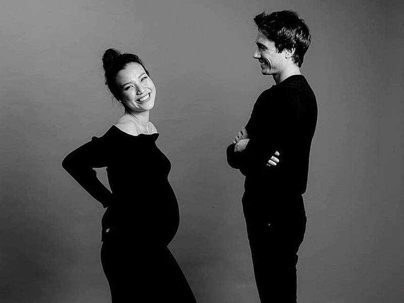 Không lâu sau đám cưới, Hoàng Oanh chia sẻ mang bầu con trai đầu lòng. Do dịch COVID-19 năm 2020, chồng nữ MC bị kẹt ở Singapore. Hoàng Oanh một mình trải qua những tháng cuối thai kỳ và vượt cạn.