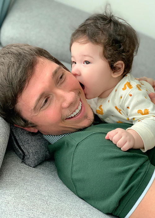 Khi sống xa cách, ông xã của Hoàng Oanh luôn quan tâm vợ. Nữ MC từng khoe giá vẽ được chồng tặng để xả stress.