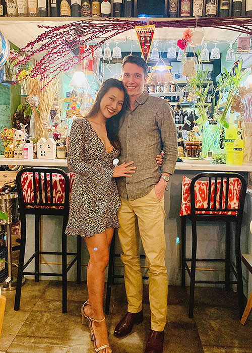 Cặp đôi tranh thủ đi hẹn hò khi nhờ được người chăm sóc con trai.