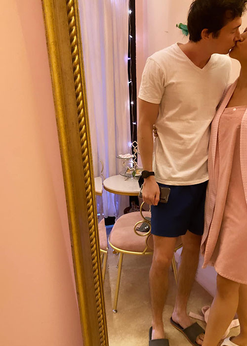 Tình cảm của Hoàng Oanh và chồng Tây mặn nồng hơn nhiều sau khi đoàn tụ.