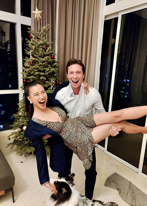 Những khoảnh khắc hạnh phúc bên chồng con của nữ MC gây chú ý.