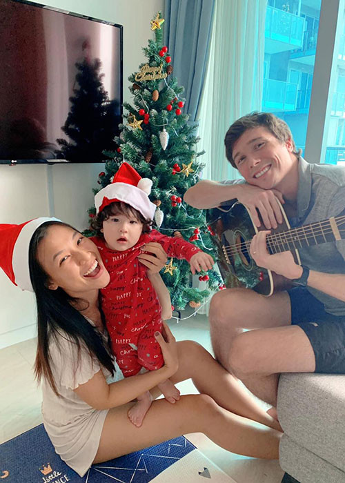 Hoàng Oanh thấy cậu con trai lai Tây của cô có nét giống mình ở đôi mắt hí biết cười.