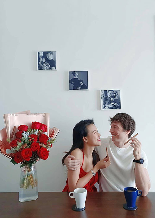 Ở Singapore, Hoàng Oanh chăm lo gia đình và làm việc từ xa.