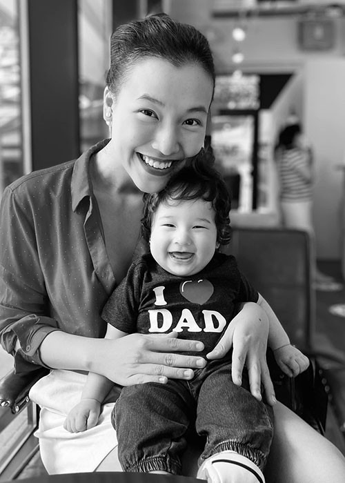  Tình cũ của Huỳnh Anh sinh con trai đầu lòng vào tháng 8/2020. 2 tháng sau đó, cô sang Singapore đoàn tụ cùng ông xã.