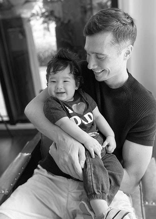 Ông xã của Hoàng Oanh không chỉ điển trai mà còn chiều chuộng vợ con.