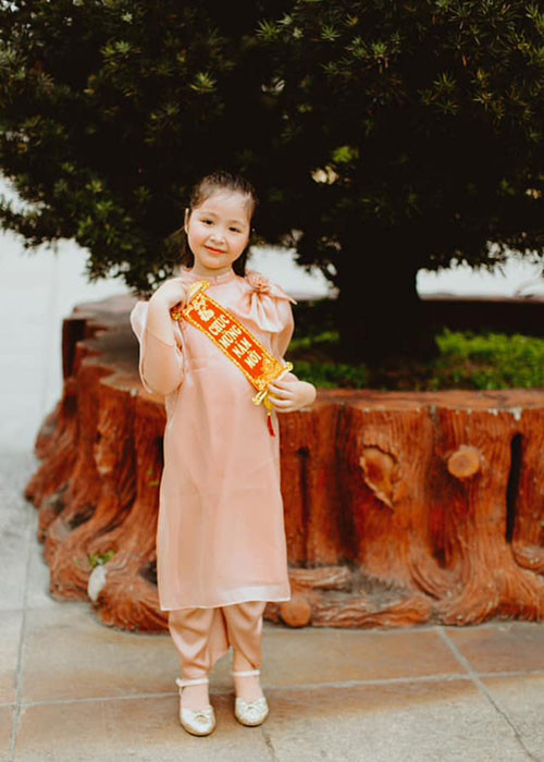 Mộc Trà sở hữu vẻ ngoài đáng yêu với nước da trắng, mái tóc nâu xoăn tự nhiên, đôi mắt to tròn, miệng hồng chúm chím.