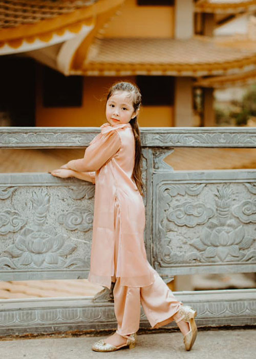 Cô công chúa nhà Elly Trần được khen thông minh, lanh lợi, tự lập, rất biết cách thể hiện tình cảm với mẹ và em trai.