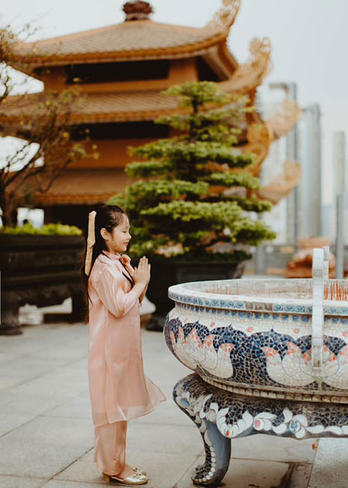 Elly Trần tiết lộ, con gái đầu lòng có tính cách mạnh mẽ, thích quấn mẹ.