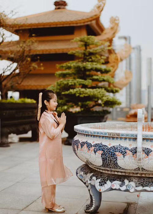 Elly Trần tiết lộ, con gái đầu lòng có tính cách mạnh mẽ, thích quấn mẹ.