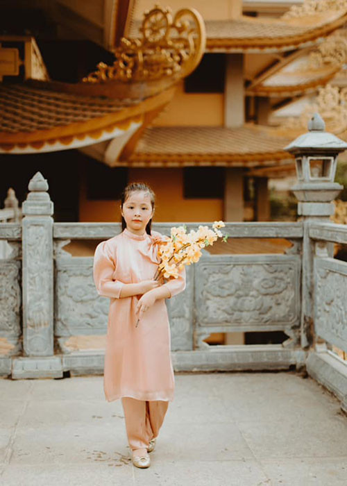 Khi đi chùa, con gái Elly Trần diện áo dài cách tân.