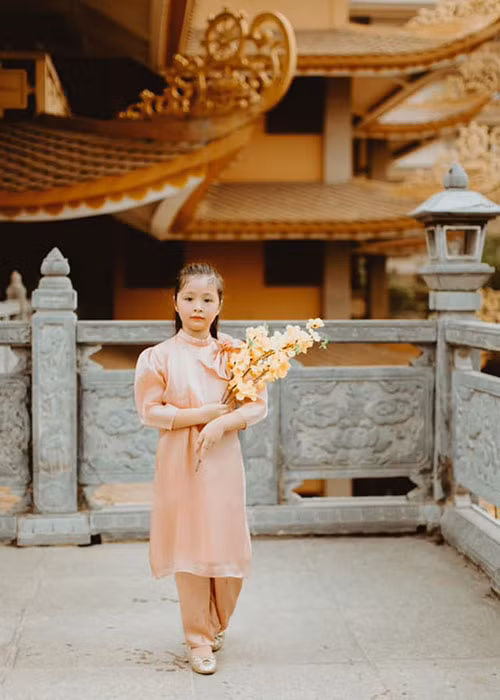 Khi đi chùa, con gái Elly Trần diện áo dài cách tân.