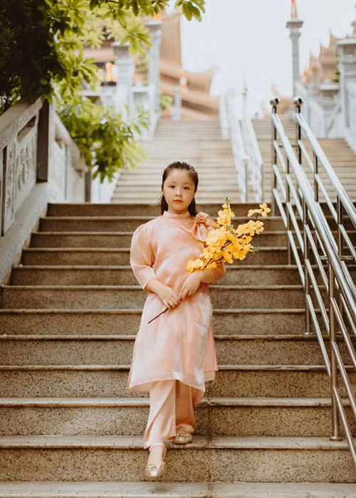 Người hâm mộ khen ngợi con gái lai Tây của Elly Trần ngày càng xinh xắn.