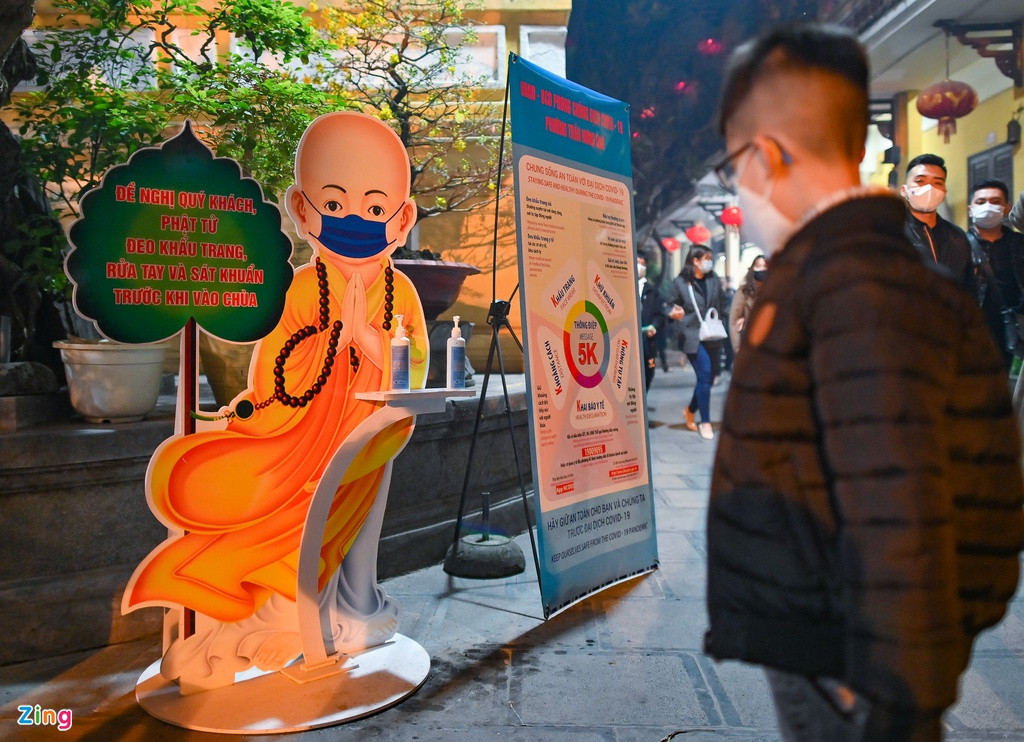 Nhiều banner cỡ lớn được dựng lên ở nhiều nơi trong sân chùa Quán Sứ với nội dung nhắc nhở người dân thực hiện đúng quy định 5K của Bộ Y tế.