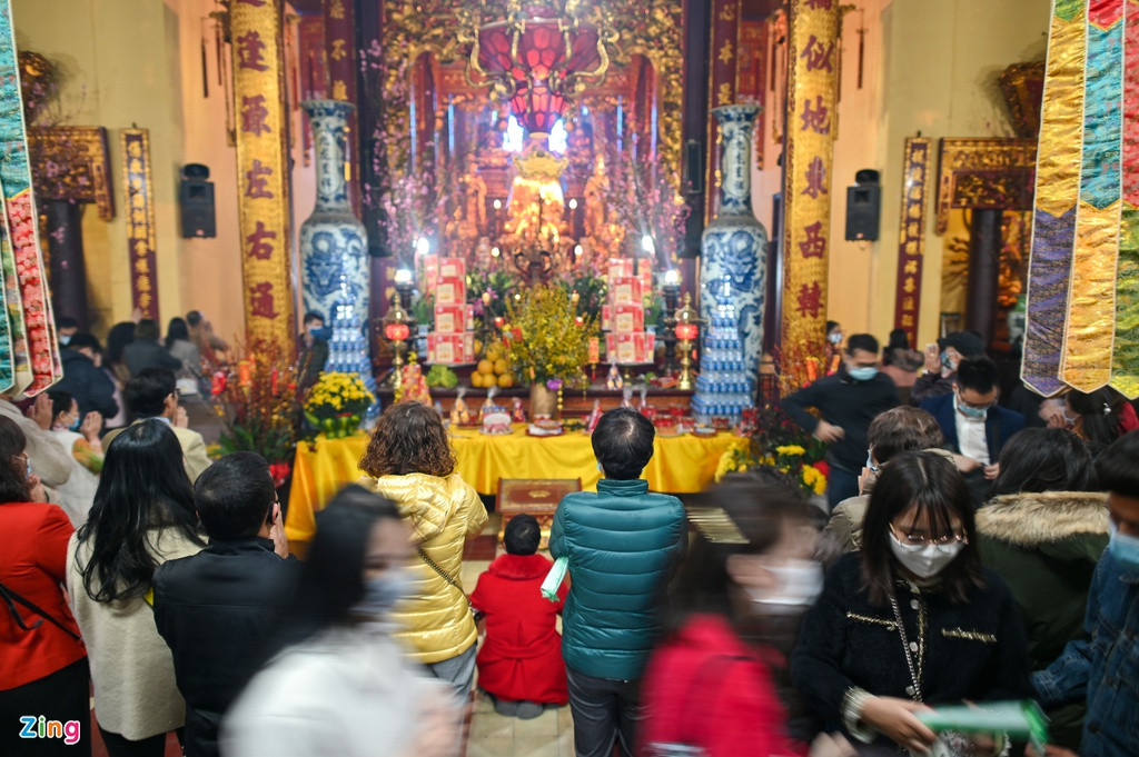 Càng về sáng lượng người đổ về chùa Quán Sứ càng đông, bên trong điện Tam Bảo không còn chỗ trống.