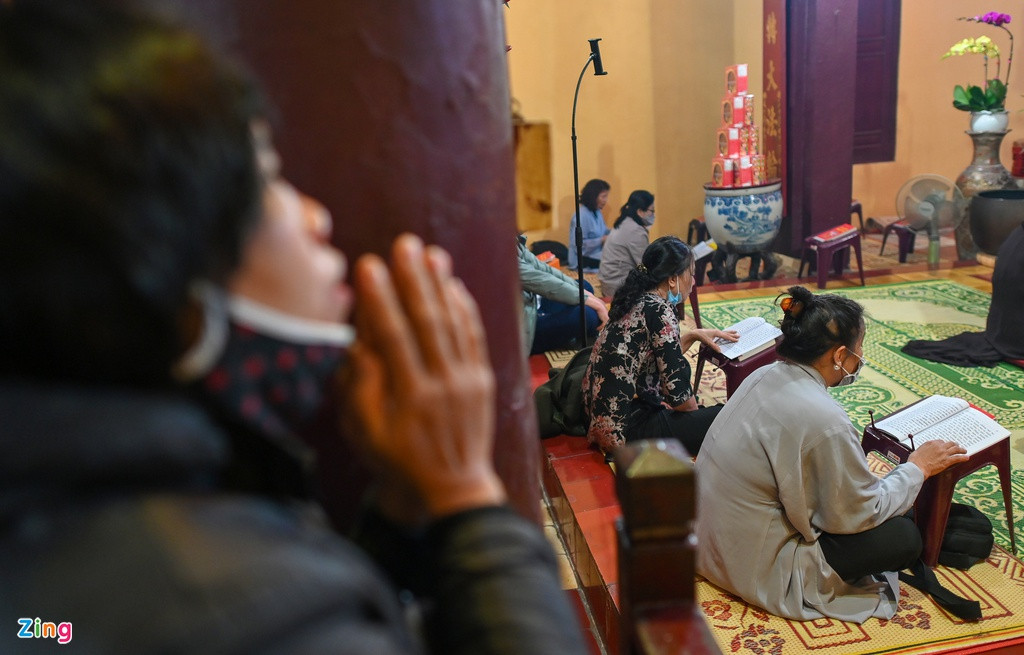 Phật tử tụng kinh trong chính điện cũng thực hiện nghiêm túc việc ngồi giãn cách.