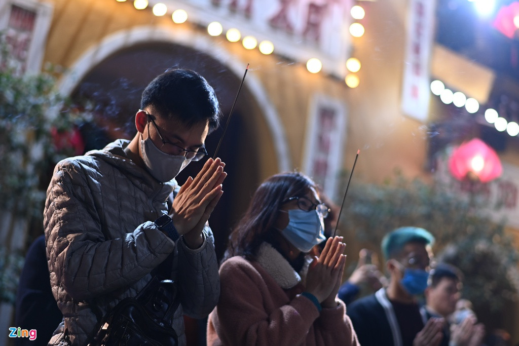 Nhiều người thắp hương thành kính nguyện cầu cho năm mới an lành, vạn sự như ý.