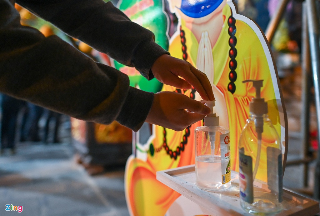 Người hành lễ nghiêm túc thực hiện quy định đeo khẩu trang, khử khuẩn tay trước khi vào điện Tam Bảo.