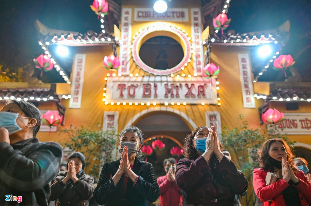 Ảnh hưởng dịch Covid-19 nên người đi lễ chùa bắt buộc phải đeo khẩu trang mới được phép hành lễ.