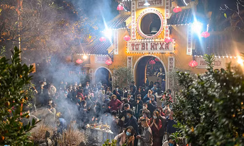 1h ngày 12/2 (mùng 1 Tết), hàng nghìn người tới chùa Quán Sứ (Hà Nội) để cầu mong hạnh phúc, sức khỏe trong năm mới.