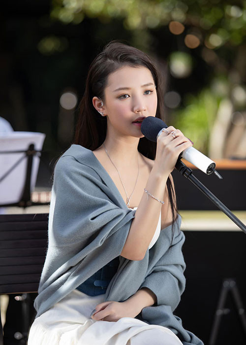 AMEE cũng có trong tay nhiều hit khi chỉ là tân binh: “Anh nhà ở đâu thế”, “Đen đá không đường”, “Trời giấu trời mang đi”, “Sao anh chưa về nhà”.