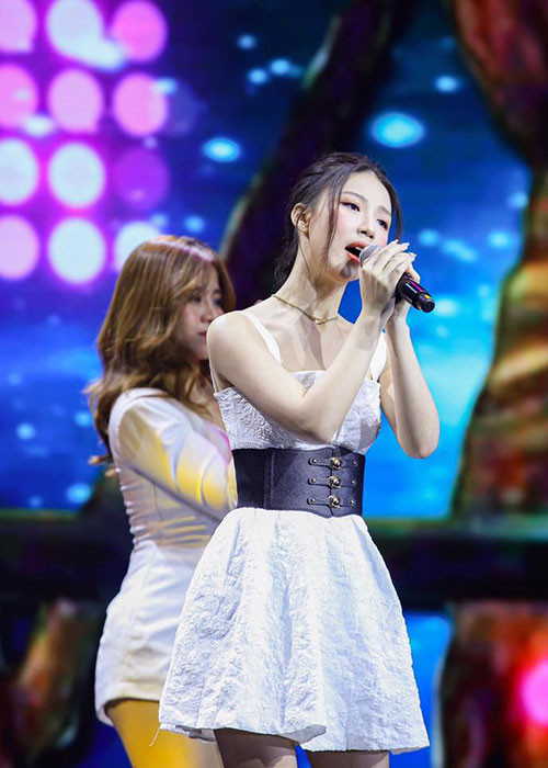 AMEE được tuyển chọn thẳng vào làm thực tập sinh của St.319 Entertainment khi 15 tuổi và được rèn luyện thanh nhạc cũng như vũ đạo trong vòng 4 năm trước khi ra mắt.