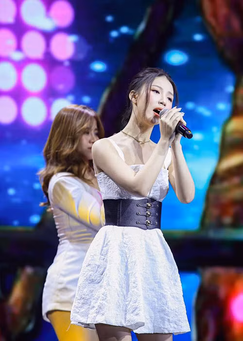 AMEE được tuyển chọn thẳng vào làm thực tập sinh của St.319 Entertainment khi 15 tuổi và được rèn luyện thanh nhạc cũng như vũ đạo trong vòng 4 năm trước khi ra mắt.