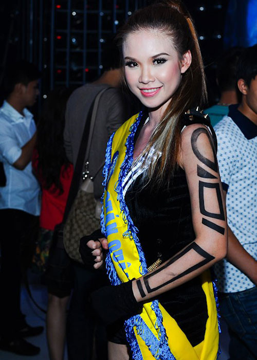 Khởi My đắt show nhờ giải thưởng quán quân Gương mặt thân quen 2013 cùng loạt bài hát được yêu thích như: “Gửi cho anh”, “Vì sao”, “Người yêu cũ”.