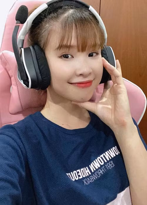 Vài năm trở lại đây, Khởi My rút khỏi showbiz vì thấy thế hệ sau rất giỏi và cô cảm thấy bản thân không còn phù hợp. Hiện tại, cô thử sức với lĩnh vực stream về game.