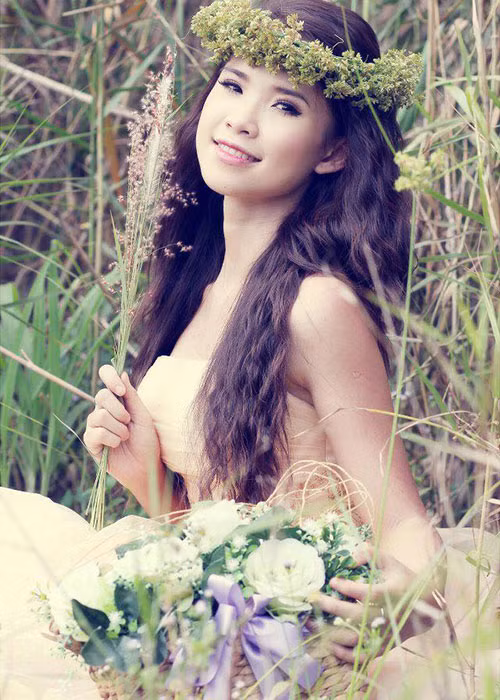 Khởi My có biệt danh “nữ hoàng hội chợ”. Nữ ca sĩ cho biết, cô không sợ biệt danh này bởi việc đi hát hội chợ là cơ hội may mắn để thân thiết và gần gũi với tất cả fan, bạn bè.