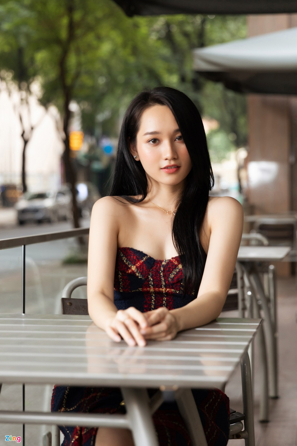 “Vai diễn trong Thiên thần hộ mệnh nặng về tâm lý. Tôi mất nhiều thời gian và khó khăn hơn trong việc chuẩn bị tâm lý để nhập tâm vào nhân vật lần này. Sau khi kết thúc các cảnh quay, tôi cũng cần tới 2-3 tháng để hoàn toàn thoát được tâm lý nhân vật. Trong thời gian đó, tôi bị hụt hẫng về cảm xúc và tâm lý hơi nặng nề”, cô nói với Zing.