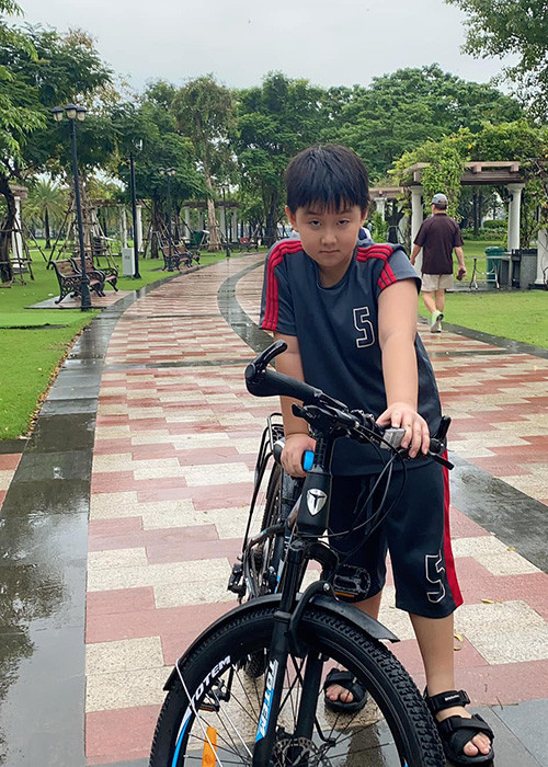 Con trai của Quách Ngọc Ngoan hiện tại hơn 9 tuổi, trông cao lớn hơn so với bạn bè cùng trang lứa.