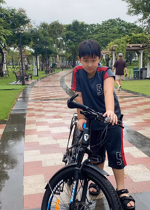 Con trai của Quách Ngọc Ngoan hiện tại hơn 9 tuổi, trông cao lớn hơn so với bạn bè cùng trang lứa.