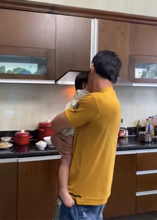 Con gái của Quách Ngọc Ngoan hiện hơn 1 tuổi, trông phổng phao.