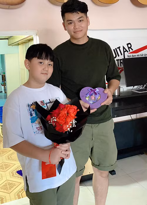 Bé Cà Pháo rất quấn quýt và yêu thương bố dượng.