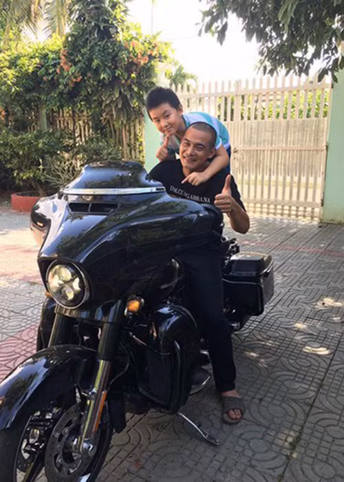 Cà Pháo là con trai của Quách Ngọc Ngoan và Lê Phương. Sau khi bố mẹ ly hôn, cậu nhóc thi thoảng mới gặp bố.