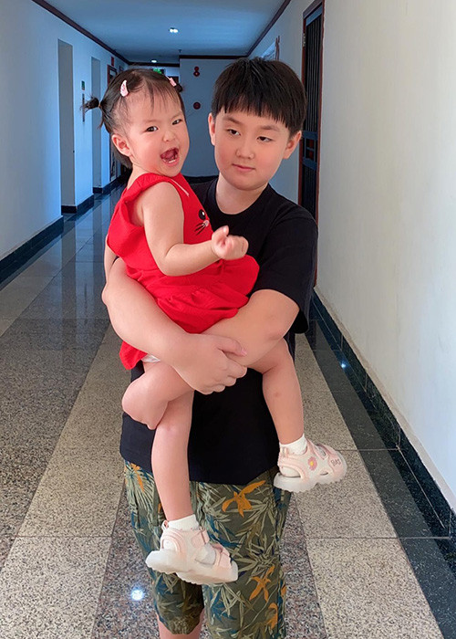 Ngoài bé Thanh Nhã, Cà Pháo còn có cô em gái tên Bông. Bé Bông là con gái của Lê Phương và Trung Kiên.