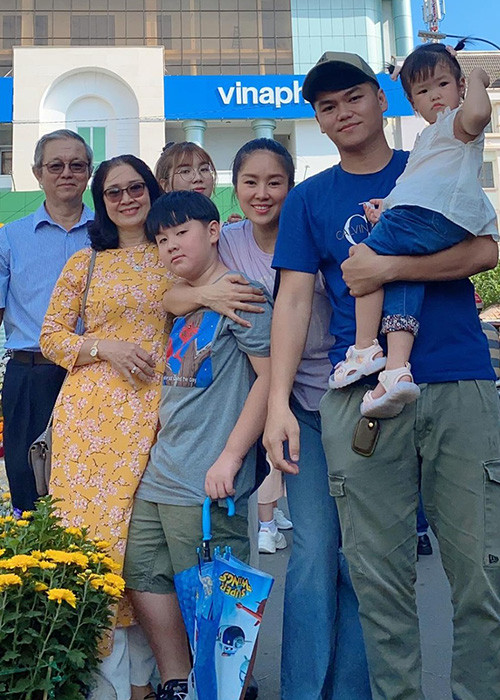 Hiện tại, bé Cà Pháo có cuộc sống hạnh phúc bên mẹ, bố dượng và em gái cùng mẹ khác cha.