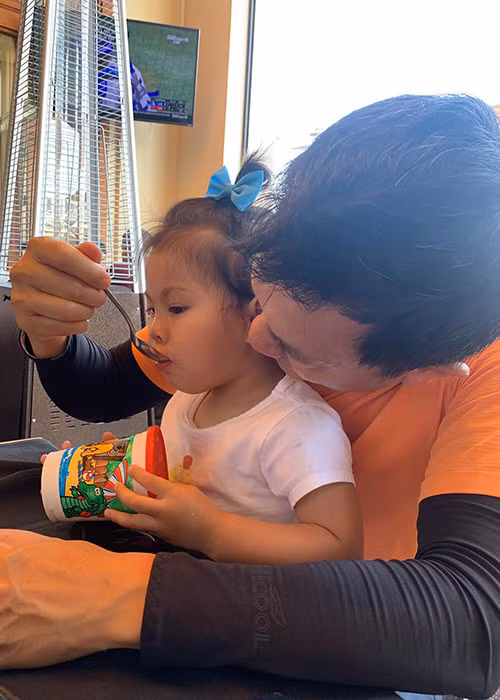 Tom Han còn là ông bố tuyệt vời. Nếu không đi làm, mọi chuyện liên quan đến con, nam doanh nhân đều thay vợ làm hết.