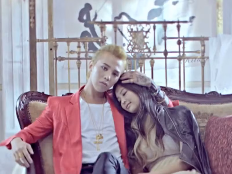 G-Dragon được biết đến là ông hoàng Kpop. Anh sinh năm 1988, là ca sĩ, nhạc sĩ, trưởng nhóm BIG BANG. Trong khi đó, Jennie sinh năm 1996, là thành viên nhóm BLACKPINK.