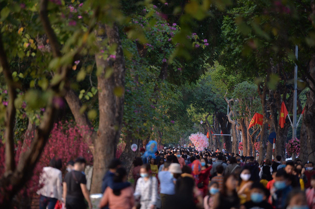 Tiết trời ấm áp, thuận lợi cho người dân Hà Nội vui chơi ngày đầu năm mới.