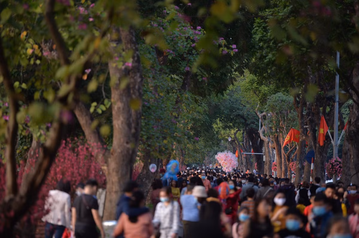 Tiết trời ấm áp, thuận lợi cho người dân Hà Nội vui chơi ngày đầu năm mới.